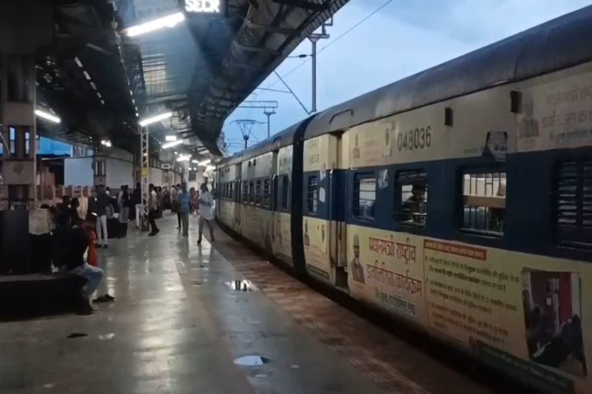 Raipur Today Weather Update: राजधानी में तेज आंधी तूफान से धीमी हुई ट्रेनों की रफ्तार, रेलवे के हाइटेंशन तार पर गिरा पेड़, परेशान हुए यात्री