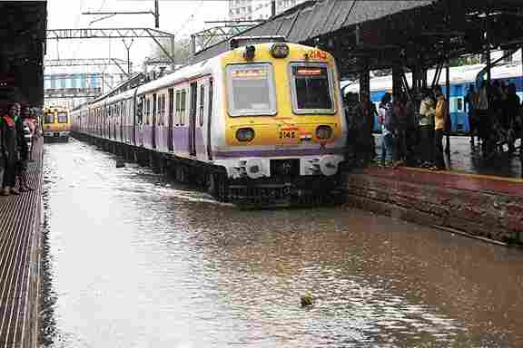 Mumbai Rains Latest Update: बारिश ने धीमी की ट्रेनों की रफ्तार.. देरी से चल रहीं कई ट्रेनें, IMD ने 24 घंटे के लिए जारी किया अलर्ट