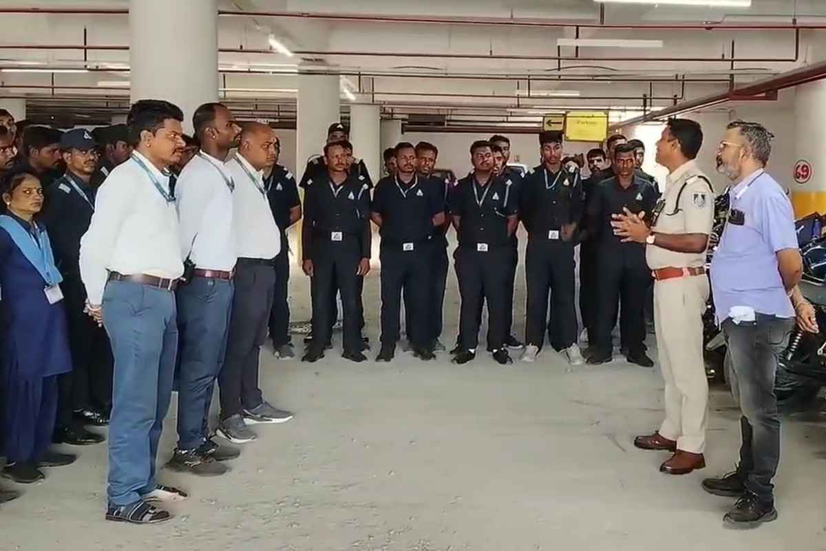 Ujjain News: महाकाल मंदिर में लगी सुरक्षाकर्मियों की क्लास, टीआई ने श्रद्धालुओं से सभ्य और बेहतर व्यवहार करने की दी ट्रेनिंग