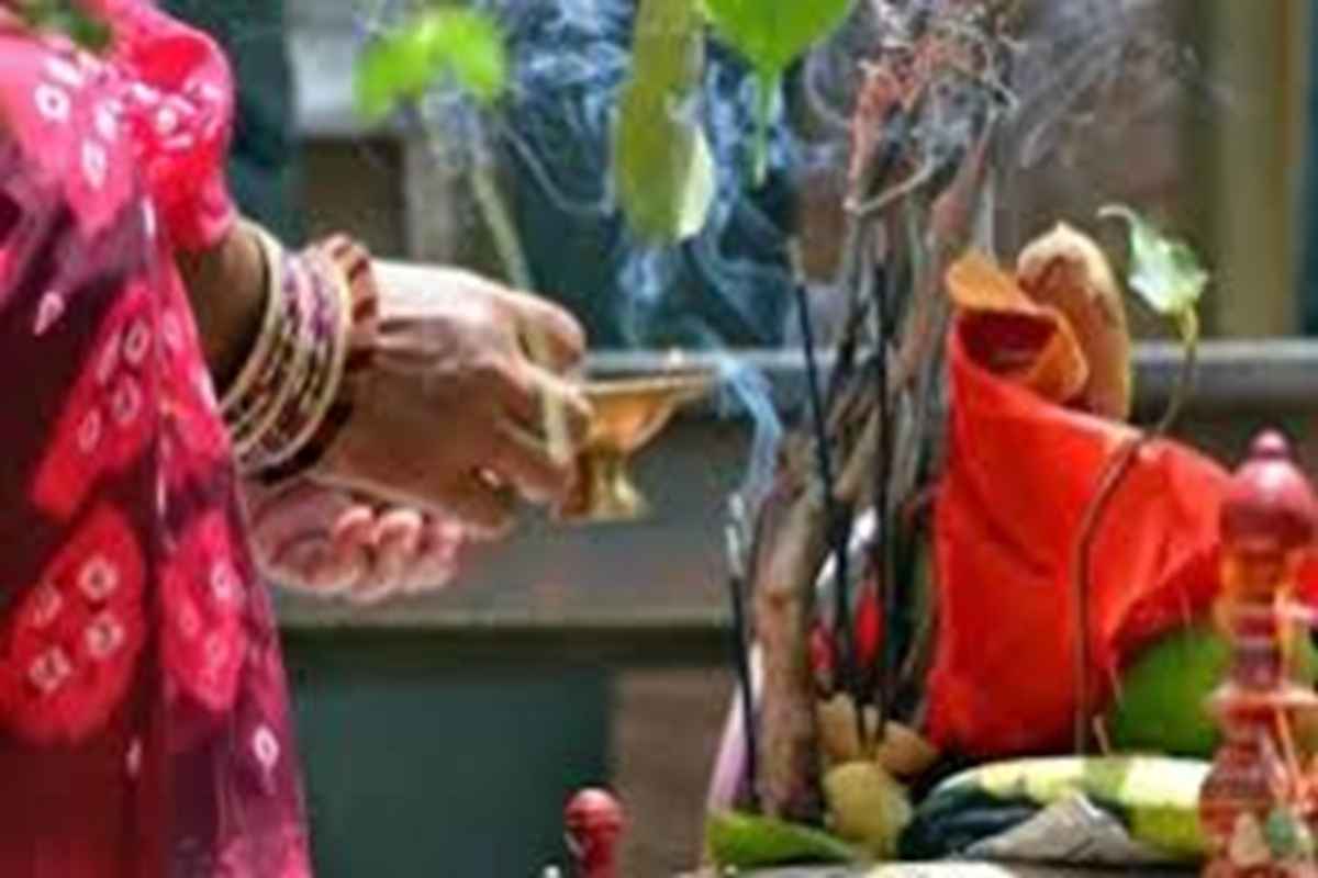 Vat Savitri Vrat 2025: सुहागन महिलाएं कल रखेंगी वट सावित्री का व्रत, जानिए इस दिन बरगद के पेड़ पर क्यों बांधा जाता है कच्चा सूत, क्या है इसका महत्व