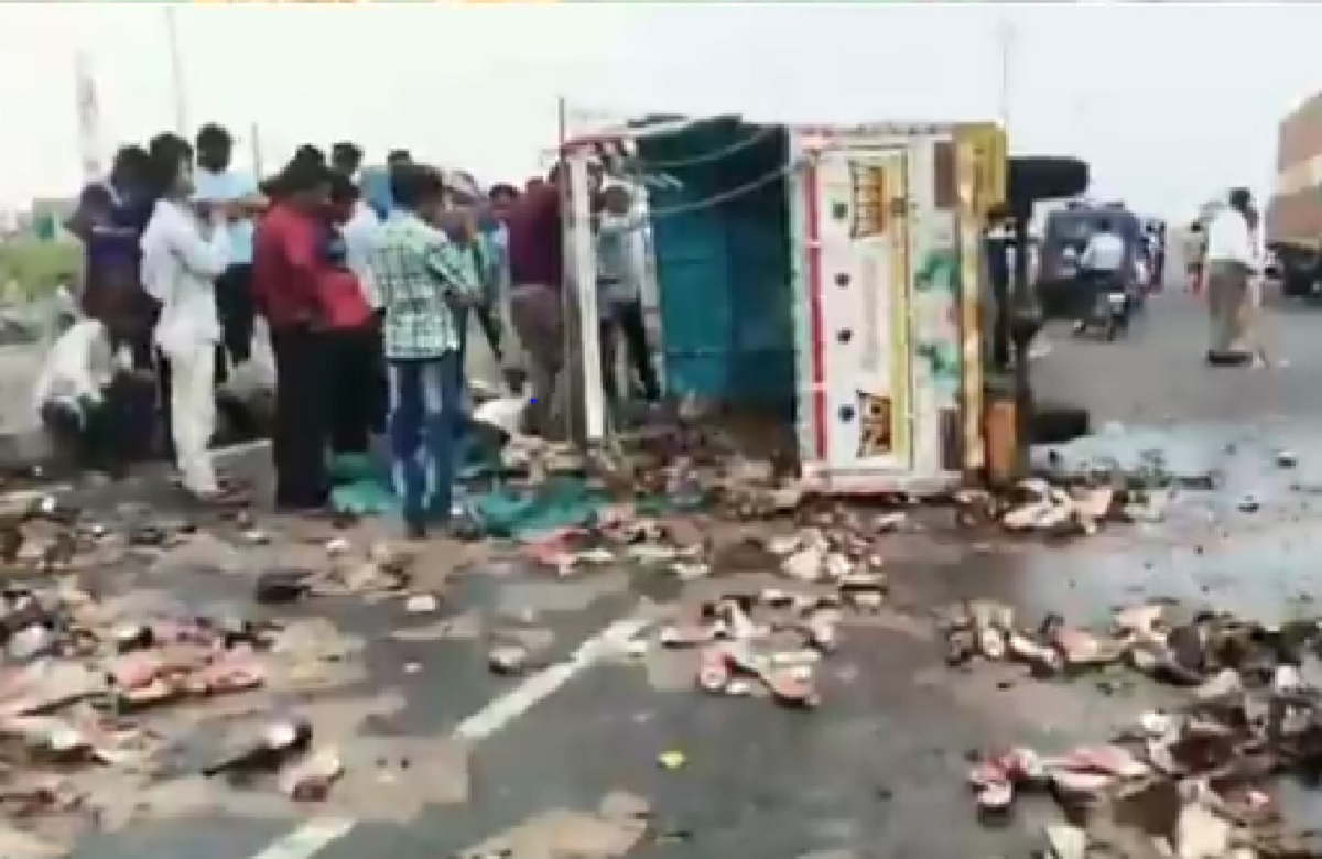 Maharashtra Akola News: सड़क पर पलटी बियर से भरी गाड़ी, लूटने के लिए लोगों में मची होड़