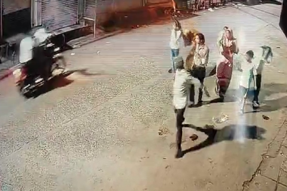 Sheopur Crime News: युवकों ने बीच सड़क पर की युवती से छेड़छाड़, विरोध करने पर किया पथराव, पीड़िता ने पुलिस पर लगाए गंभीर आरोप