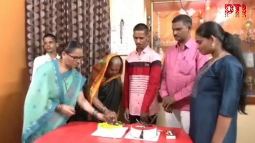 Viral Video: बोर्ड परीक्षा में फेल हुआ बेटा तो परिजनों ने किया सेलिब्रेट, केक काट कर बढ़ाया छात्र का हौसला, देखें वायरल वीडियो