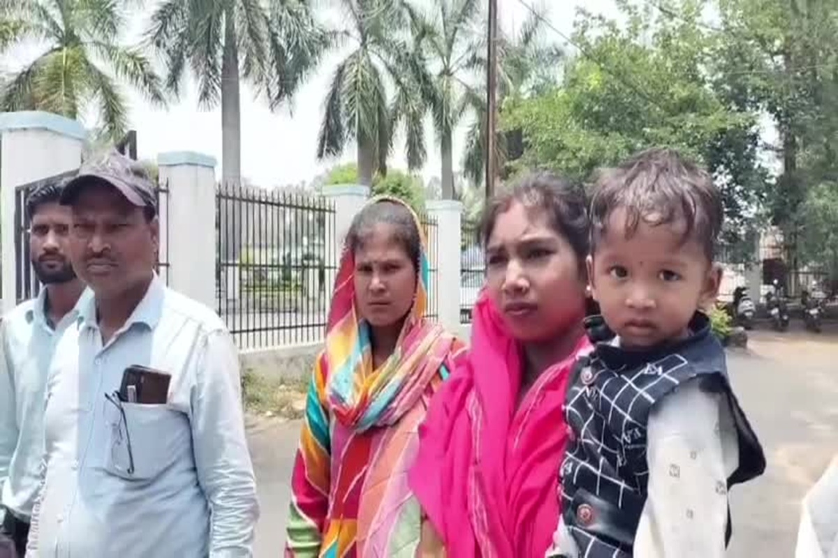Ambikapur news: मेरा पति मेरी नाबालिग बहन को लेकर भाग गया साहब…, गोद में मासूम बच्चे को लेकर एसपी दफ्तर पहुंची महिला