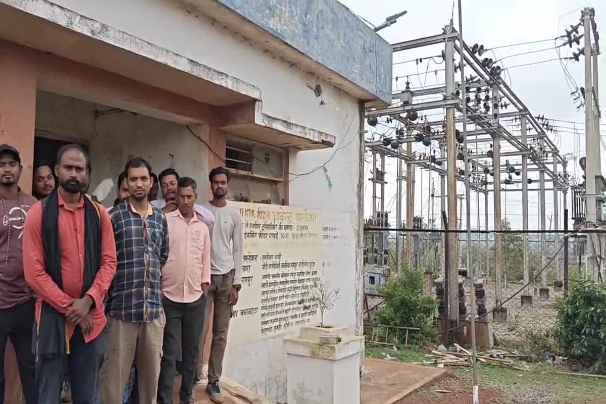 Khairagarh video: बिजली कर्मचारी को ठेकेदार ने मारा झन्नाटेदार थप्पड़, ​फिर जो हुआ…वीडियो देखकर हैरान रह जाएंगे आप