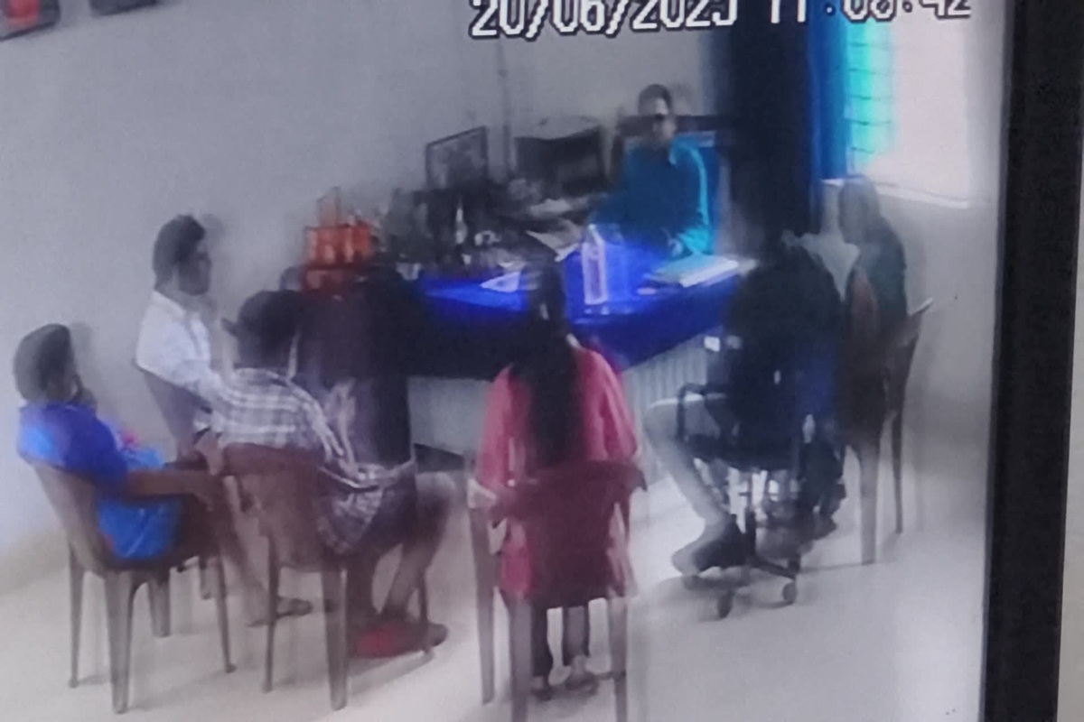 Viral Video: स्कूल में शिक्षिका ने की प्राचार्य की चप्पलों से पिटाई, CCTV में कैद हुई मारपीट की घटना…देखें
