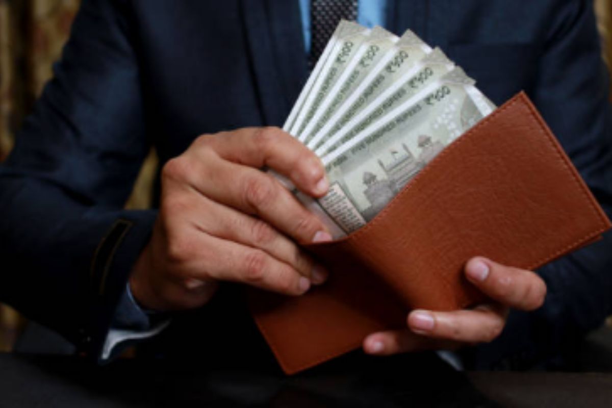 Unclaimed Amount: बिना खबर के बैंक में छूट गया आपका पैसा? अब कैंप लगाकर लौटाएगी सरकार… जानिए कैसे करें क्लेम