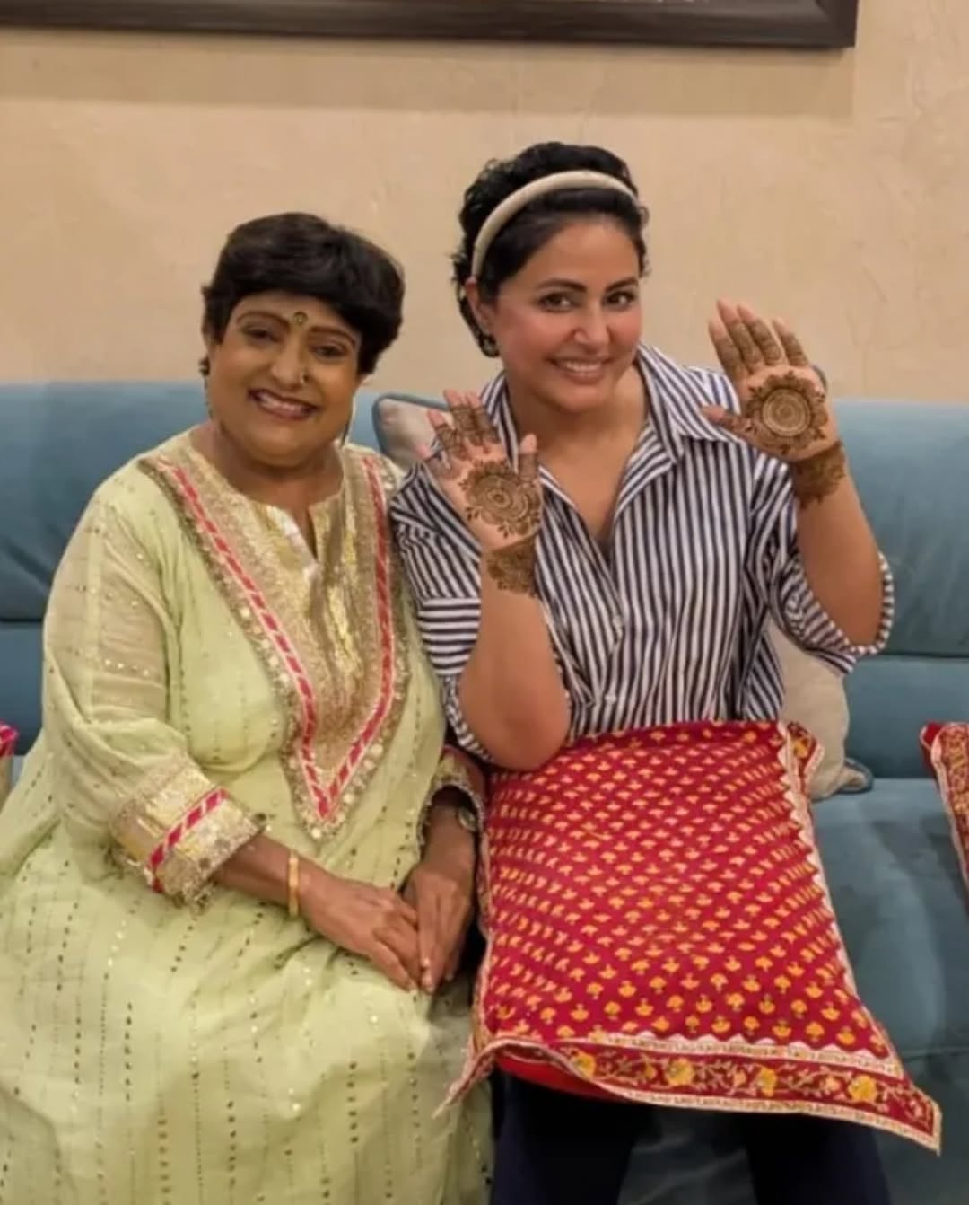 एक्ट्रेस हिना खान ने अपने लॉन्ग टाइम बॉयफ्रेंड रॉकी जायसवाल संग शादी कर ली है। उन्होंने अपने इंस्ट्राग्राम पर शादी की फोटोज शेयर कर हर किसी को हैरान कर दिया है। वहीं इस अब उनकी मेहंदी की तस्वीरें भी सामने आई है। Image Credit: viralbhayani Instagram