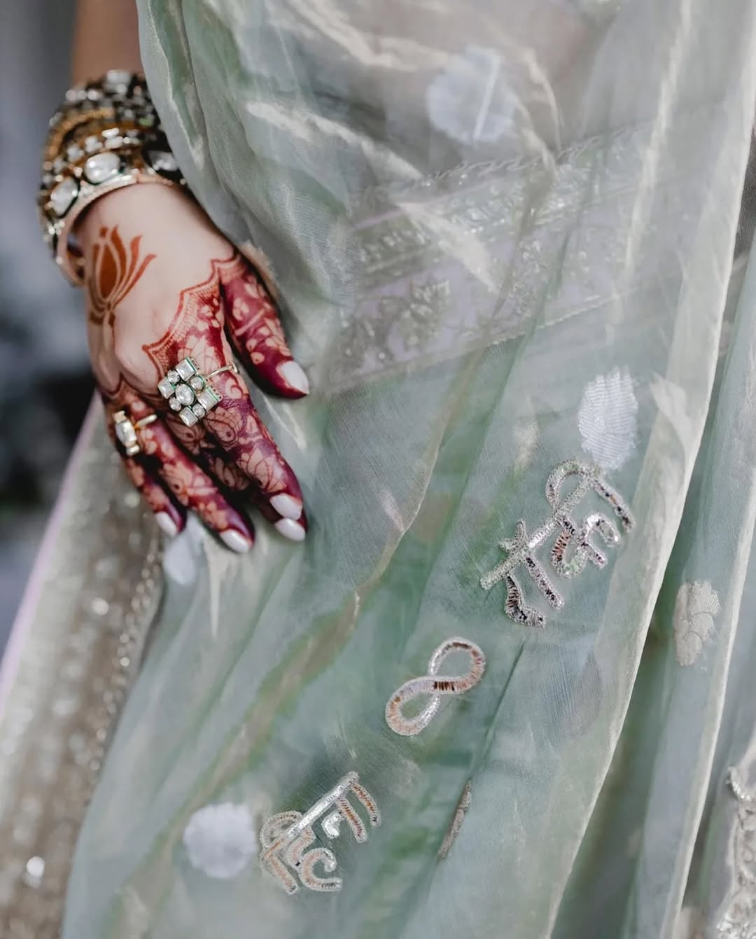 बता दें कि, हिना की इस साड़ी पर सबसे खास था, ह‍िना और उनके पति का नाम। ये नाम साड़ी पर खूबसूरती से कढ़ाई से ल‍िखा गया। Image Credit: viralbhayani Instagram