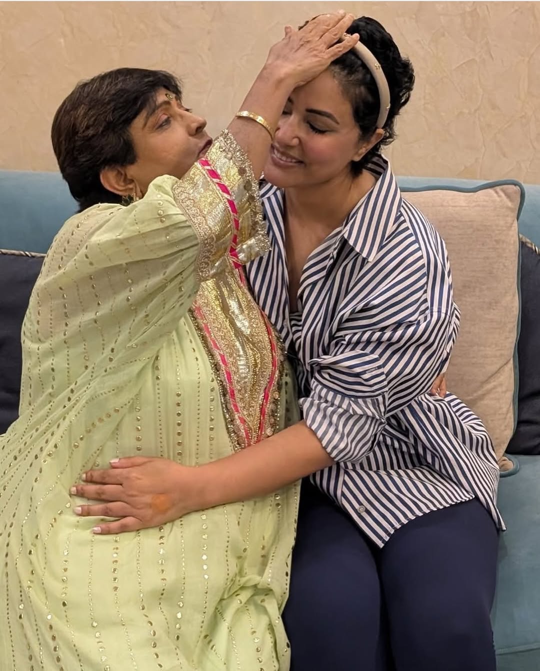 हिना ने इंस्टाग्राम पर मनीष मल्होत्रा ​​की साड़ी और दुल्हन के गहने पहने हुए अपनी शादी की खूबसूरत तस्वीरें साझा की। Image Credit: viralbhayani Instagram