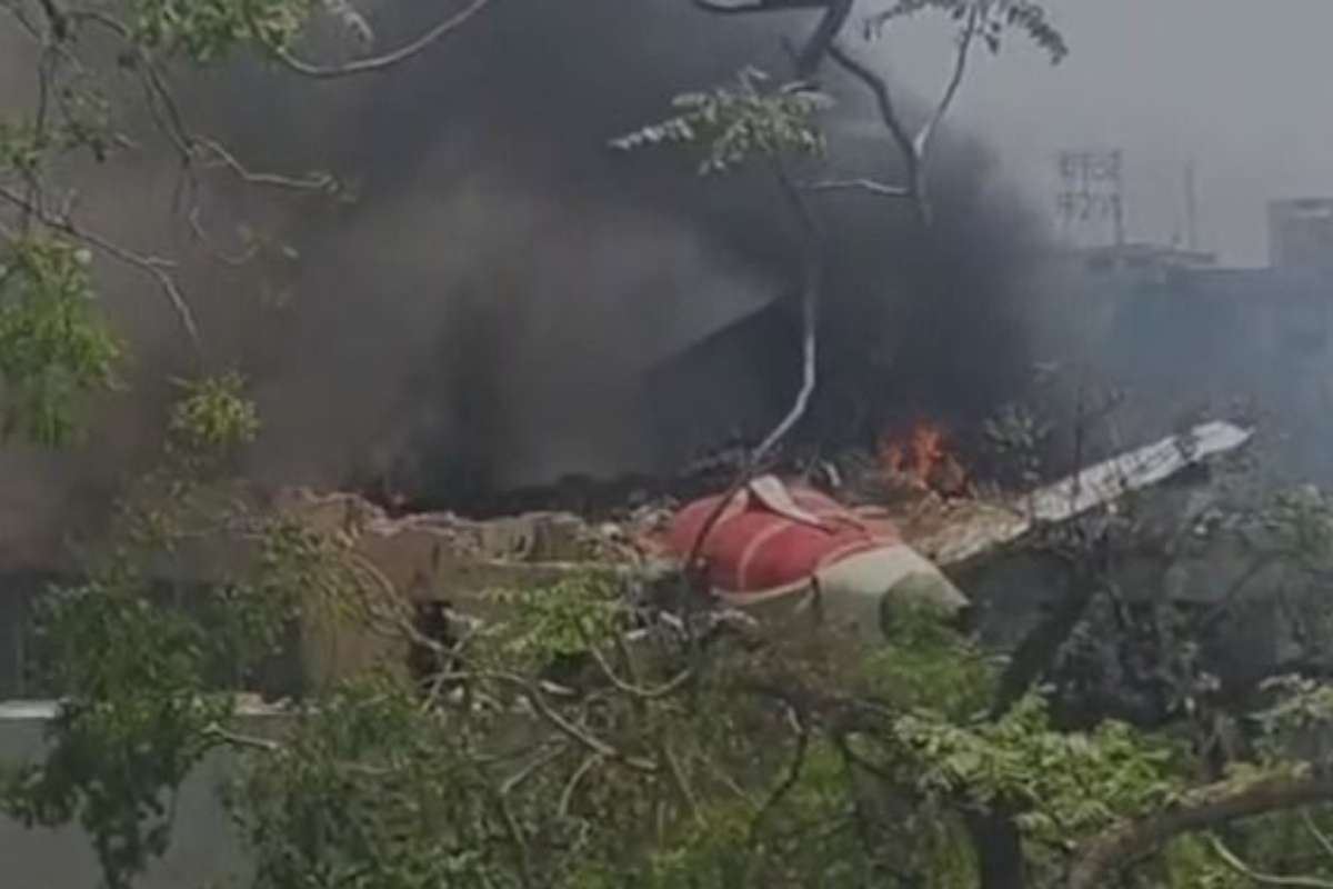 Ahmedabad Plane Crash Latest News: अहमदाबाद प्लेन क्रैश में 100 से ज्यादा लोगों के मारे जाने की खबर, विमान में पूर्व सीएम के भी सवार होने की आशंका, देखिए लाइव वीडियो