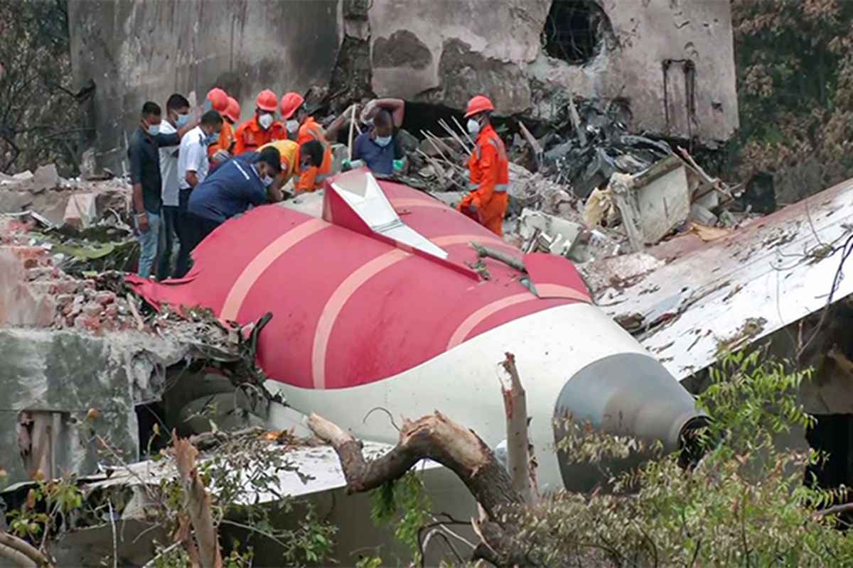 Ahmedabad Plane Crash: कुछ ही देर में सामने आएगी ‘अहमदाबाद विमान हादसे’ की असल वजह! ब्लैक बॉक्स से डाउनलोड किया गया डेटा