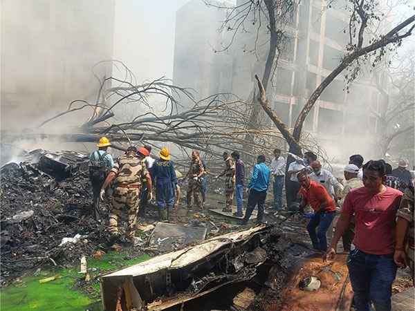 Ahmedabad Plane Crash News: ‘पलक झपकते ही मेरी आंखों का तारा मेरे सामने जल गया’! विमान हादसे में छिन गया बुजुर्ग मां का सहारा, बताई आपबीती
