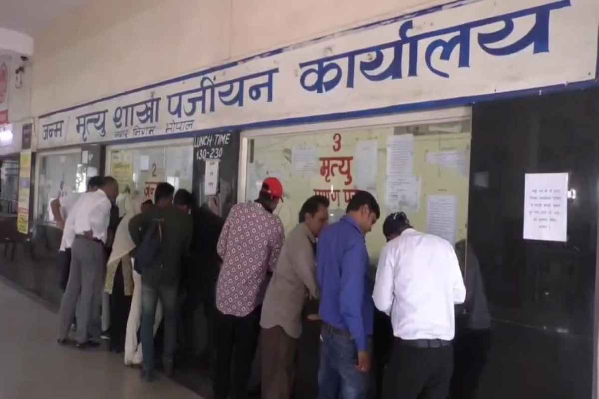 Fake Certificate: फर्जी जन्म-मृत्यु प्रमाण पत्र बनाने वाले रैकेट का पर्दाफाश, मात्र में 20 रुपये में लोगों को बनाकर देते थे सर्टिफिकेट