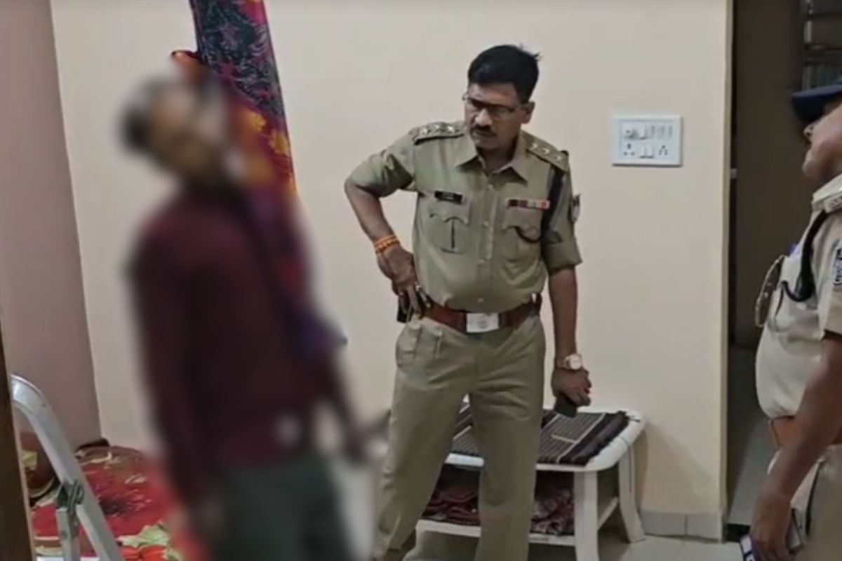 Bank Employee Committed Suicide: “जिंदगी से परेशान हूं, पिता का ध्यान रखना…”, बैंक कर्मचारी ने फांसी लगाकर की आत्महत्या, सुसाइड नोट से खुला दर्दनाक राज