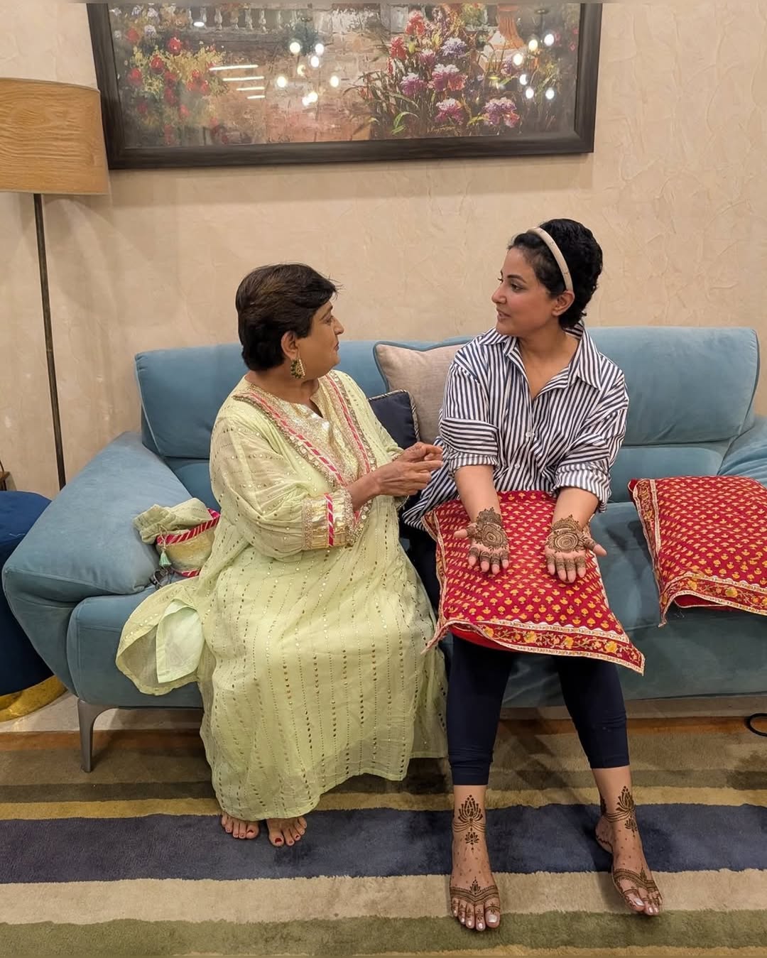 हिना खान ने बाकि सेलिब्रिटी की ही तरह वीना नागड़ा से अपनी मेहंदी लगवाई है। हिना खान ने अपने मेहंदी फंक्शन को बहुत सिम्पल रखा। एक्ट्रेस घर के कपड़ों में नजर आ रही है। Image Credit: viralbhayani Instagram