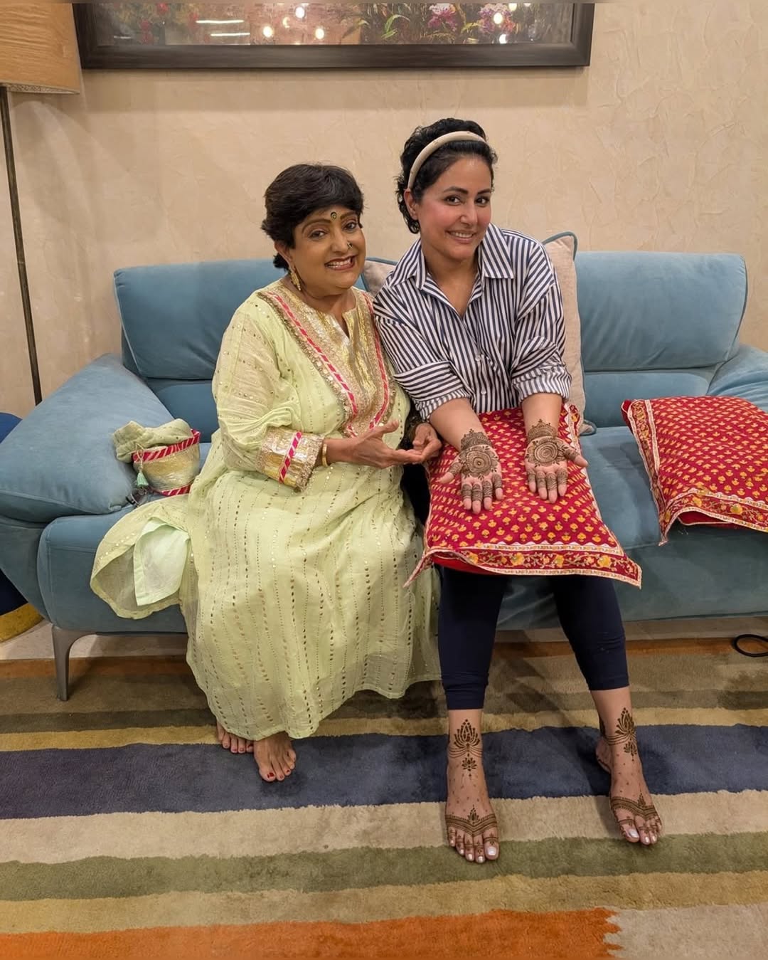 हिना खान ने हाथों पर सिंपल सी एरेबिक मेहंदी लगवाई है, उन्होंने अपने पाँव में सुंदर सा डिजाइन बनावाया है। पैरों के ऊपर ही नहीं, तलवे पर मंडला और फूलों की डिटेलिंग है, जो पारंपरिक रीतियों को दर्शाती है। Image Credit: viralbhayani Instagram