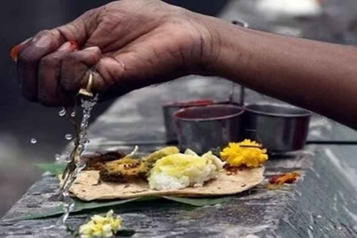 Shraddha of Living Daughter : युवती ने घर वालों के खिलाफ जाकर किया ऐसा काम, परिजनों ने किया जीवित बेटी का ‘श्राद्ध’, चाचा बोले- अब वह हमारे लिए मर चुकी