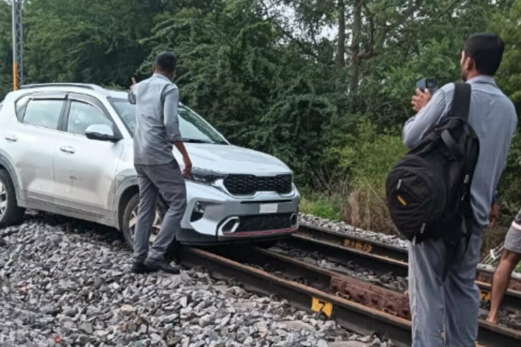 Drive Car in Railway Track: रील बनाने के लिए युवती ने रेलवे ट्रैक पर दौड़ाई कार / Image source: Screengrab