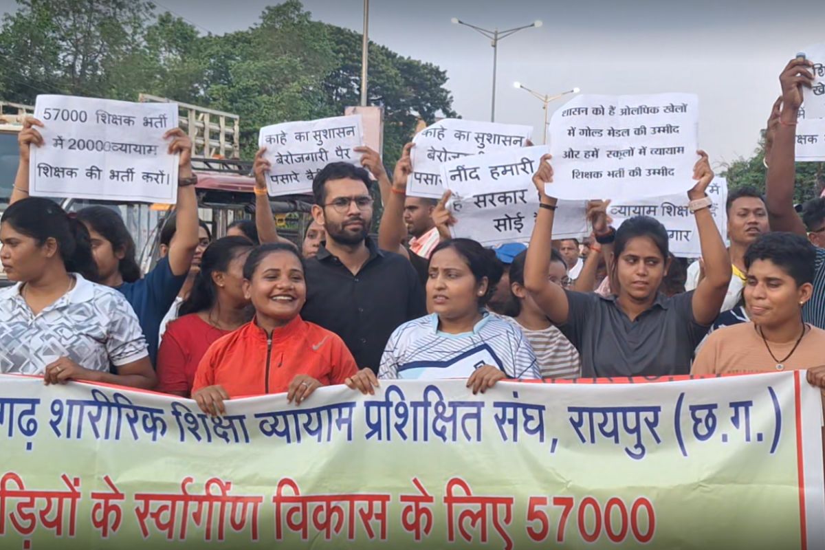 Chhattisgarh Teacher Recruitment Protest: वादे थे भर्ती के, मिला बेरोज़गारी का दर्द… शिक्षक भर्ती की मांग को लेकर सैकड़ों युवा सड़कों पर उतरे