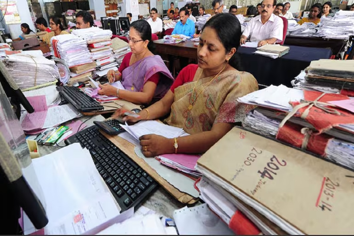 Defaulter Government Employees: इन कर्मचारियों की अब खैर नहीं! अगले महीने से होगा ताबड़तोड़ एक्शन, सरकार ने तैयार की सूची