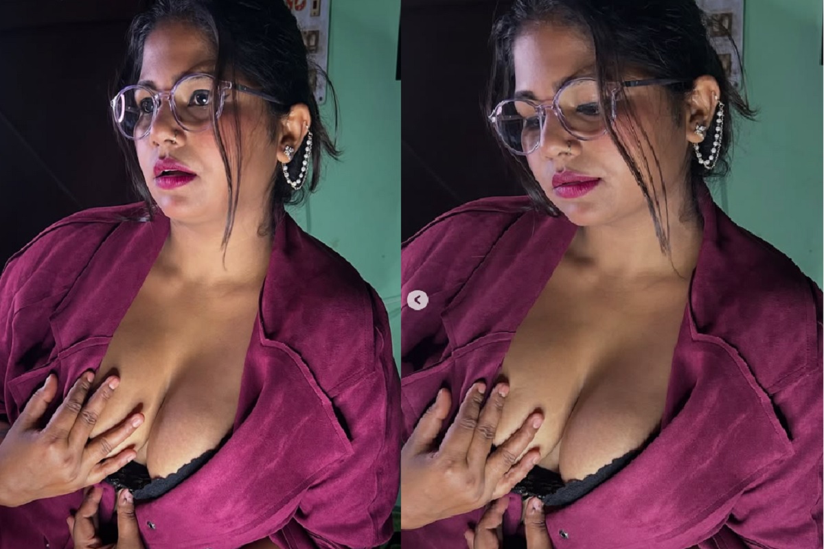 Desi Bhabhi Sexy Video: कैमरे के साथ हॉट होकर देसी भाभी ने दिखाया कातिलाना अंदाज, वीडियो वायरल होने के बाद मचा बवाल