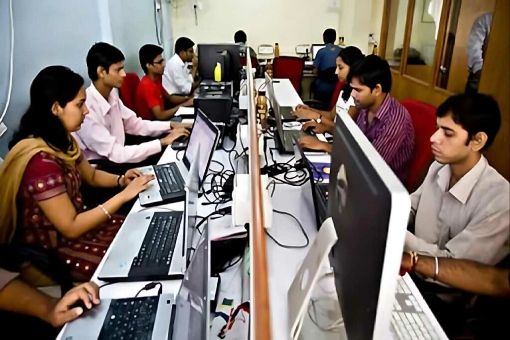 Contract Employees Latest News Today: एक झटके में छीन ली सैकड़ों कर्मचारियों की नौकरी / Image Source: File