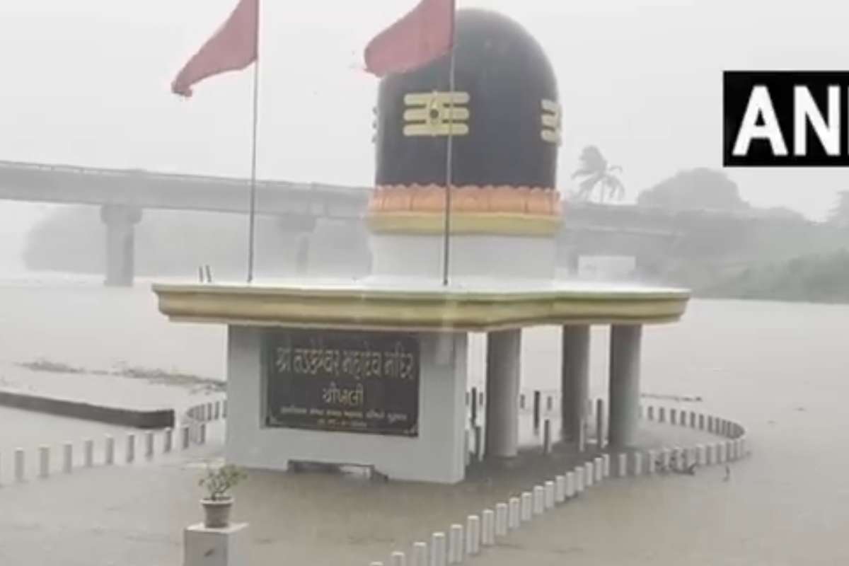 School College Closed News Today: स्कूल-कॉलेज बंद, नालों में तब्दील हुई सड़कें, इन जिलों में अगले तीन दिन तक नहीं थमेगी बारिश की बूंद, मौसम विभाग ने जारी की चेतावनी