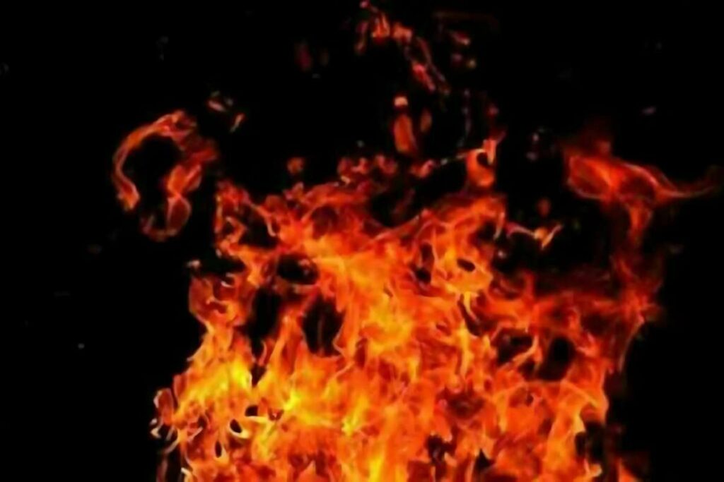 Boyfriend Ablaze Himself: प्रेमी ने प्रेमिका के घर के सामने जाकर खुद को किया आग के हवाले / Image source: Symbolic