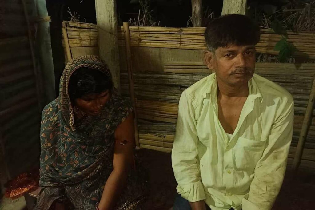 Headmaster Caught Red Handed with Lady: साथी शिक्षक की पत्नी के साथ रंगरलियां मनाते पकड़ाए हेडमास्टर / Image Source: viral video