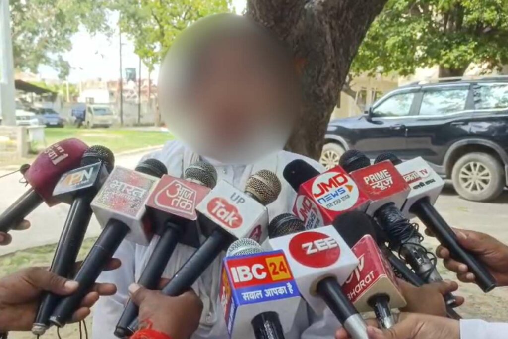 AAP Leader Adult Video Viral: आम आदमी पार्टी की महिला नेत्री का अश्लील वीडियो वायरल / Image Source: IBC24