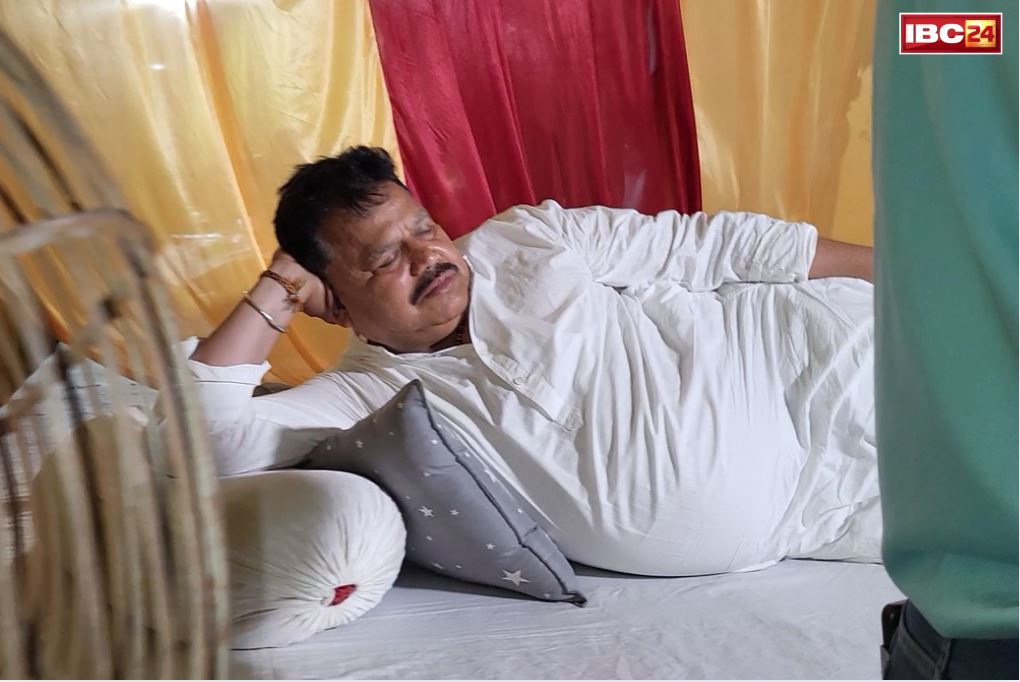 Minister Pradhuman Singh Tomar: टेंट तानकर पंखे में सोये मंत्री.. एसी का इस्तेमाल नहीं करने का लिया हैं संकल्प, कार के बजाये टू-व्हीलर में दौरा