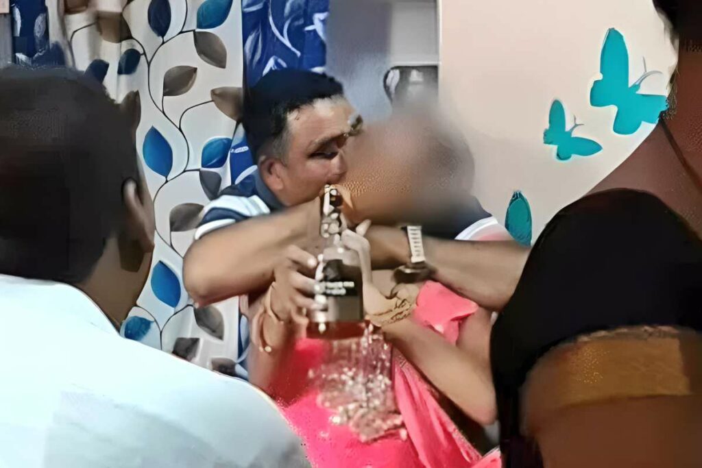 SP Leader Viral Video Prayagraj: गोद में लड़की...हाथ में दारू...अब सपा नेता का अश्लील वीडियो हुआ वायरल / Image Source: Viral Video