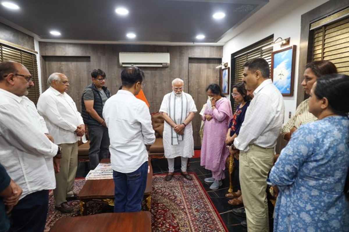 PM Modi Meet Vijay Rupani Family: पूर्व सीएम विजय रूपाणी के परिवार से मिले पीएम मोदी, शोक जताते हुए उनके साथ बिताए पलों को किया याद