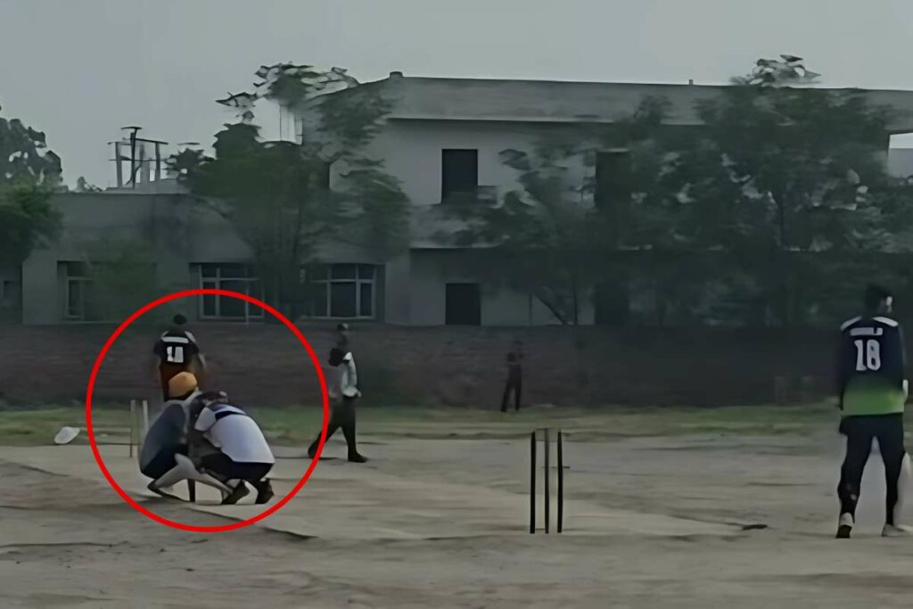 Cricket Player Dies in Ground: छक्का लगाते ही पंजाब बल्लेबाज को आया हार्ट अटैक, पीच पर ही थम गई सांसें / Image Source: Screengrab