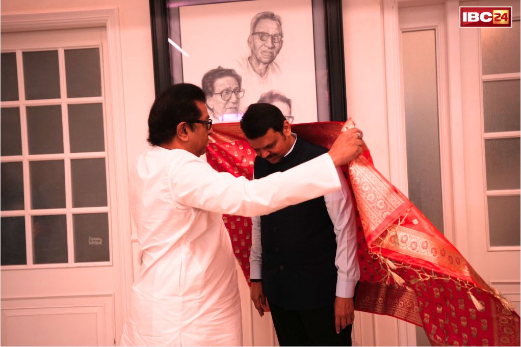 CM Fadnavis and Raj Tahkre: महाराष्ट्र में होगा कोई सियासी उलटफेर!.. CM फडणवीस से मिले मनसे चीफ राज ठाकरे, देखें तस्वीर