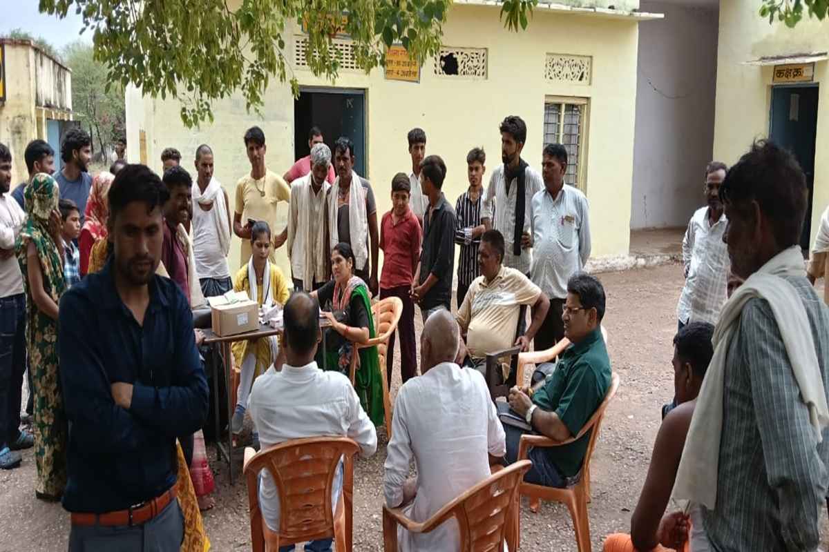 Shivpuri Food Poisoning: तेरहवीं का खाना खा के बीमार हुए 100 ग्रामीण, मौके पर पहुंची स्वास्थ्य विभाग की टीम, मचा हड़कंप