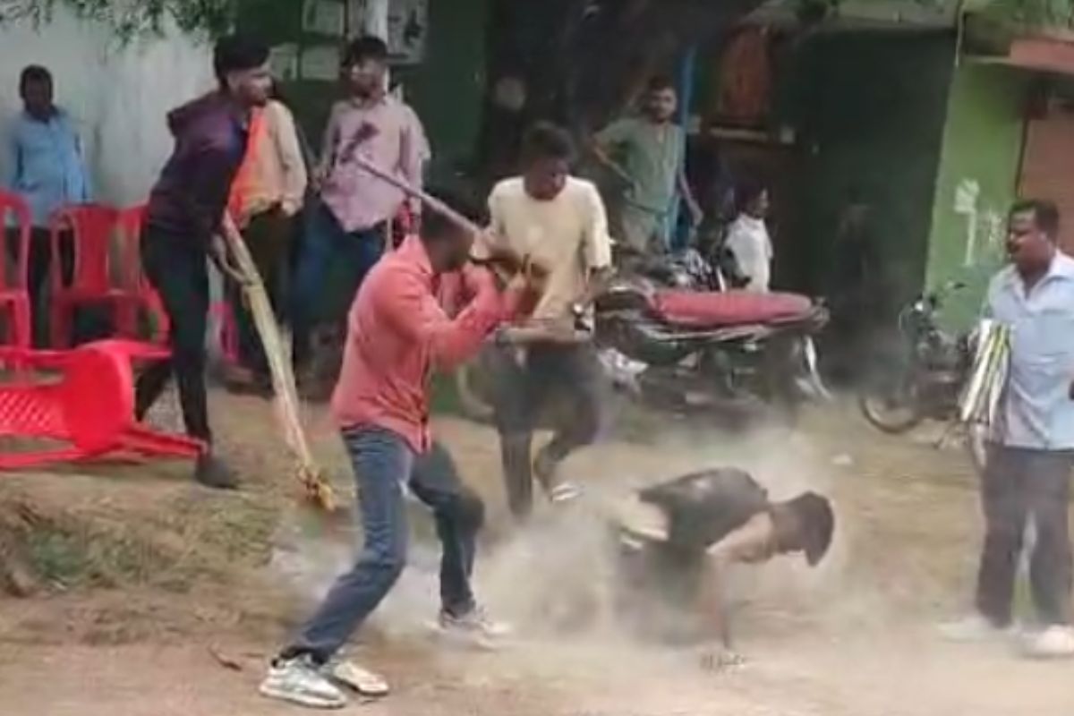Sakti Viral Video: छतीसगढ़ में खौफनाक वारदात, युवक पर टांगी और डंडे से ताबड़तोड़ हमला, LIVE वीडियो ने उड़ा दिए होश