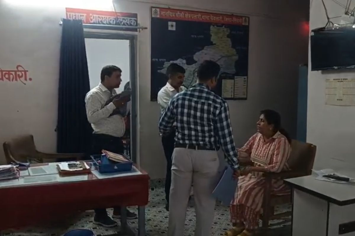 Seoni Bribery SI Case: चौकी प्रभारी रिश्वत लेते रंगे हाथों गिरफ्तार, इस बड़े मामले को दबाने के लिए की थी पैसों की डिमांड, लोकायुक्त की टीम ने धर दबोचा
