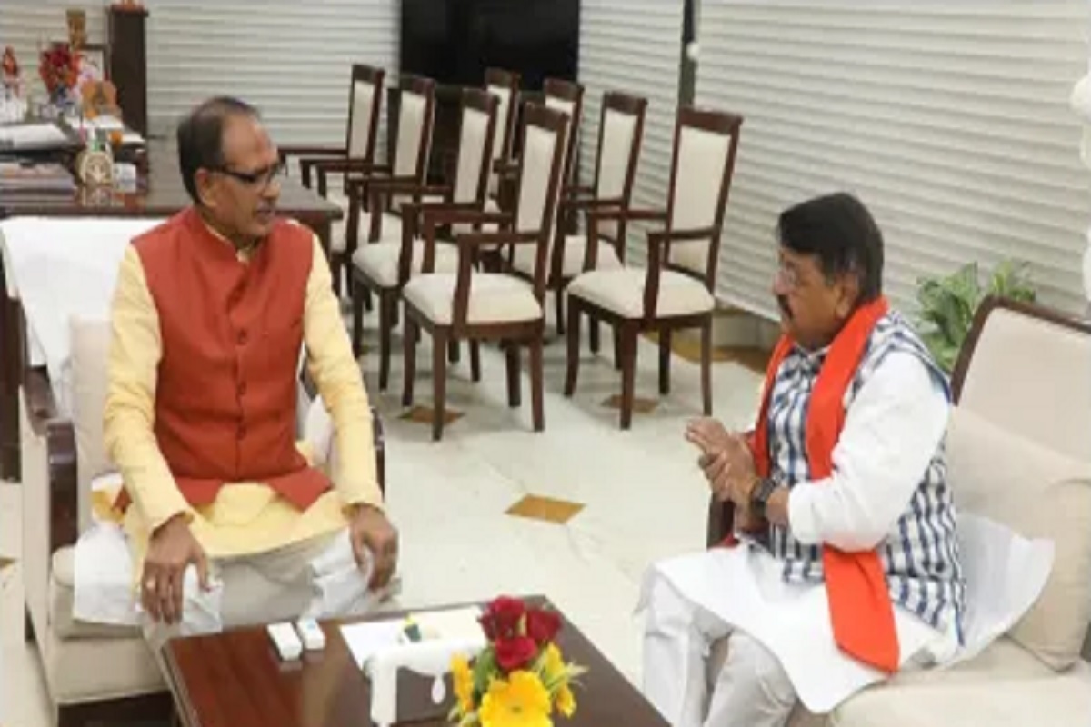 MP News: बंद कमरे में शिवराज सिंह और कैलाश विजयवर्गीय के बीच बातचीत, इस दिग्गज नेत्री को सुरक्षाकर्मियों ने मिलने से रोका, 10 मिनट तक करना पड़ा इंतजार