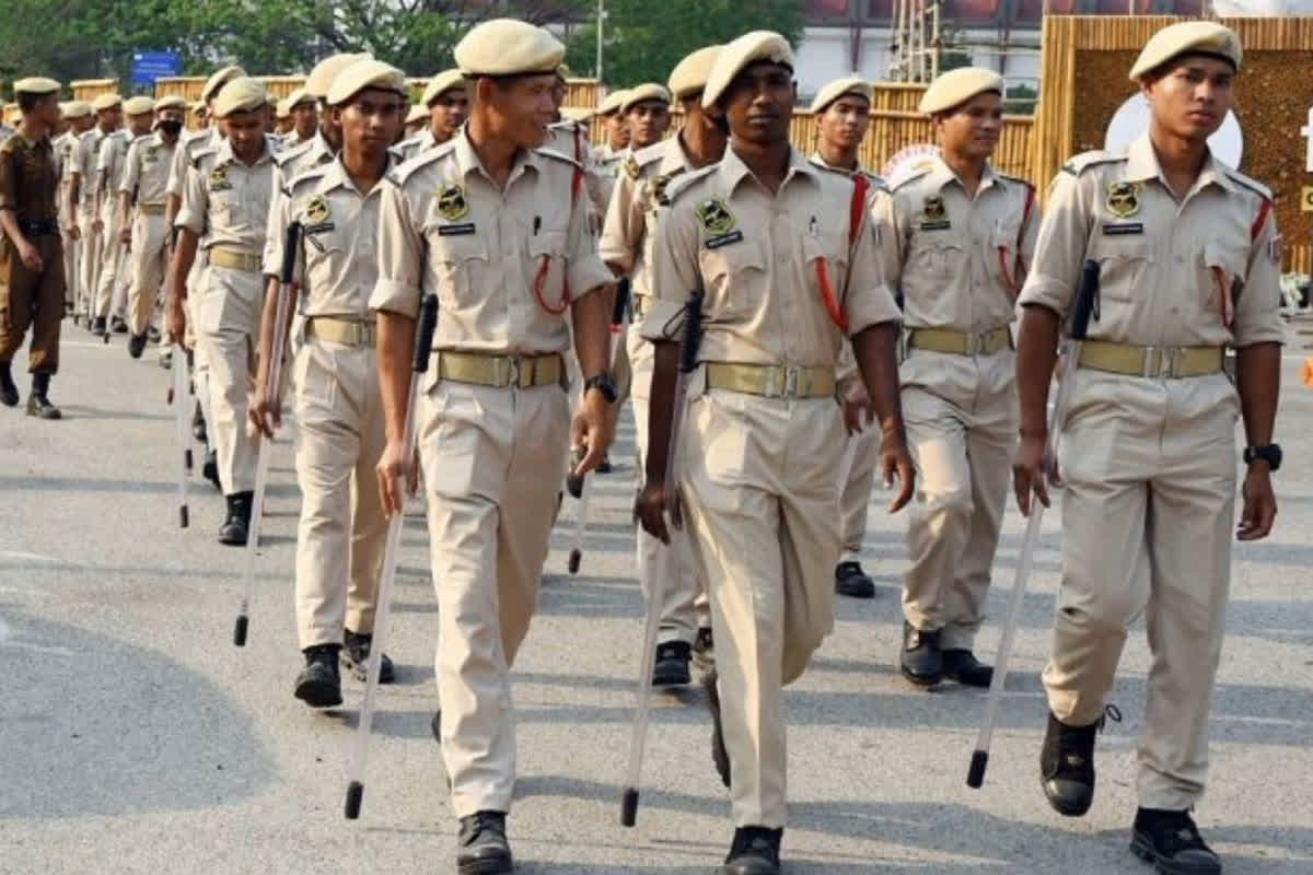 UP Police Recruitment 2025: पुलिस विभाग में नौकरी पाने का सुनहरा मौका.. 23 हजार से ज्यादा पदों पर होगी भर्ती, आयु सीमा में मिलेगी इतनी छूट