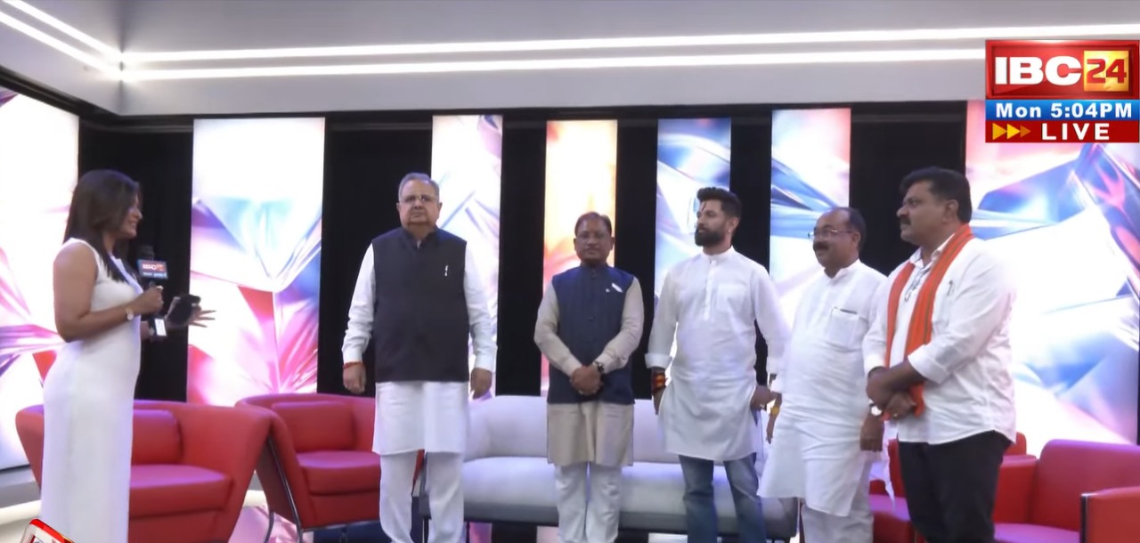 सभी मुख्य अतिथि और विशिष्ट अतिथियों की आगवानी गोयल ग्रुप के चेयरमैन सुरेश गोयल द्वारा की गई।