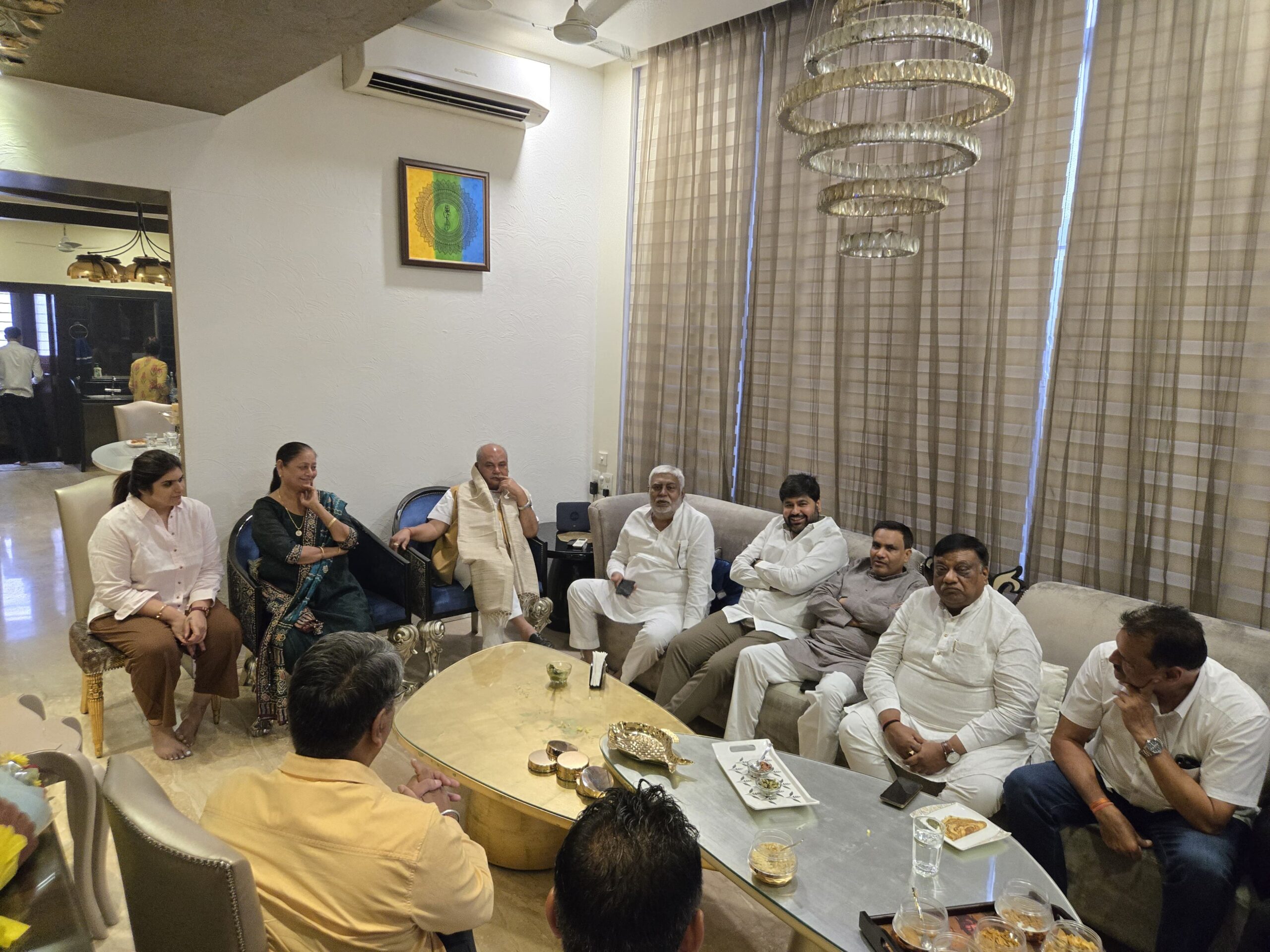 आकाश के यहां आकर मुझे अपने खानपान से जुड़ी वर्जनाएं तोड़ना पड़ी, यह कहकर जब मुस्कुराने लगे नरेंद्र सिंह तोमर