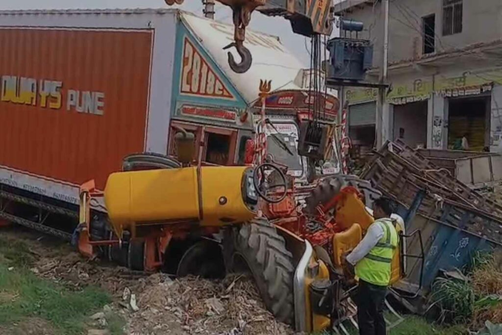 Aligarh Road Accident/ Image Credit: IBC24