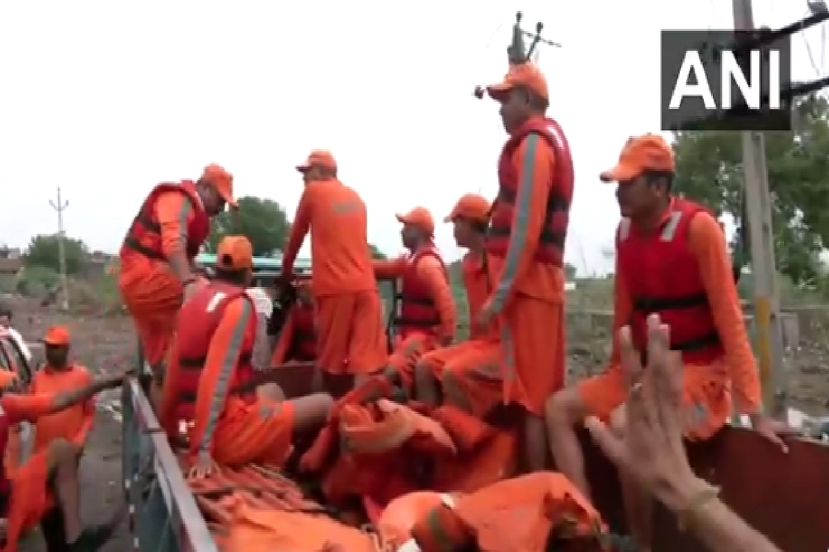 Gujarat News: कार समेत नदी में बहे 9 लोग, 4 की हुई मौत, NDRF ने शुरू किया बचाव कार्य