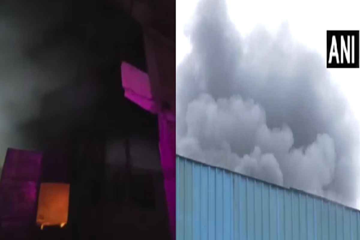 Delhi Rithala Factory Fire: पॉलीथीन फैक्ट्री में लगी आग बुझाने का काम जारी, हो चुकी है अब तक तीन लोगों की मौत