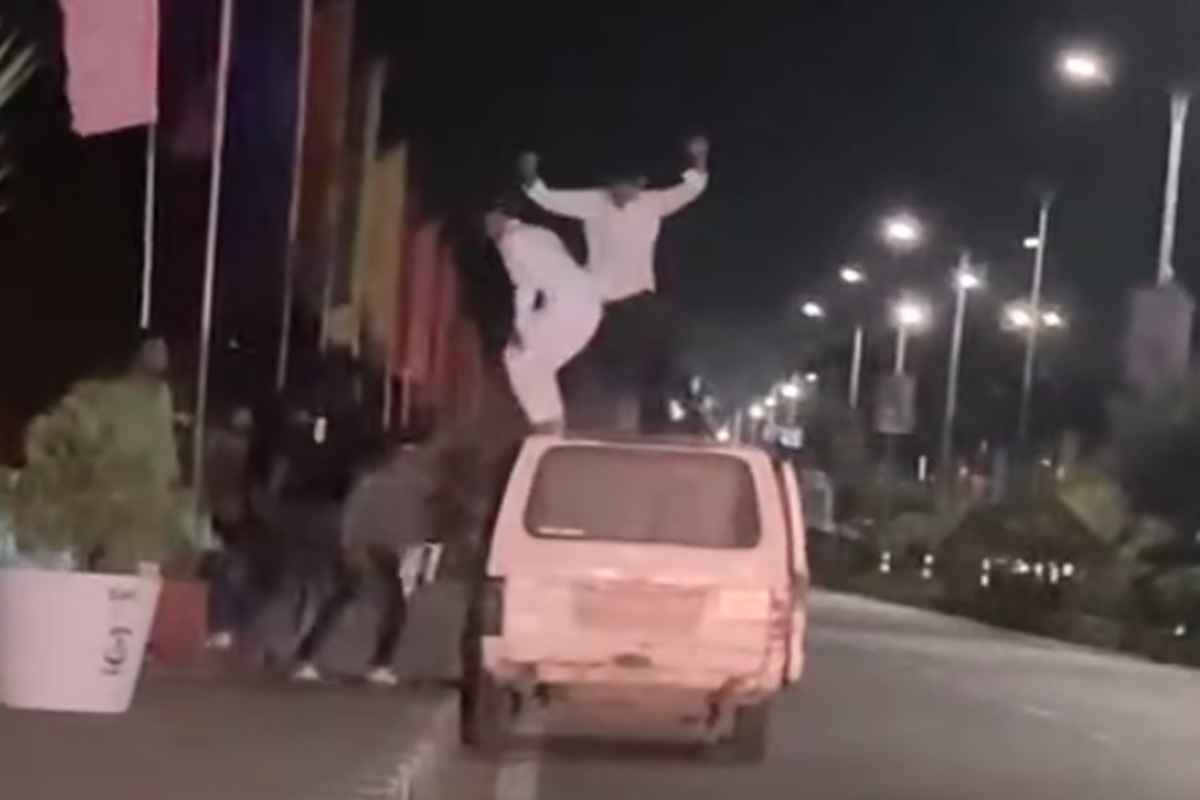 Bhopal Viral Video: राजधानी के VIP रोड पर युवकों का हुड़दंग, कार पर ऊपर चढ़कर किया ये कांड, वीडियो वायरल