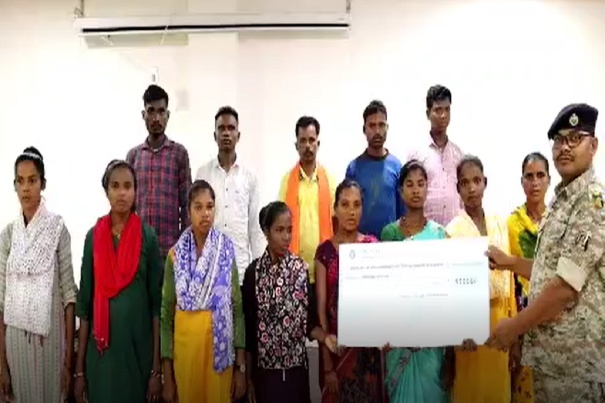Bijapur Naxal Surrender News: नक्सली संगठन को फिर बड़ा झटका, एक साथ 13 माओवादियों ने किया सरेंडर, 26 लाख रुपए का था इनाम