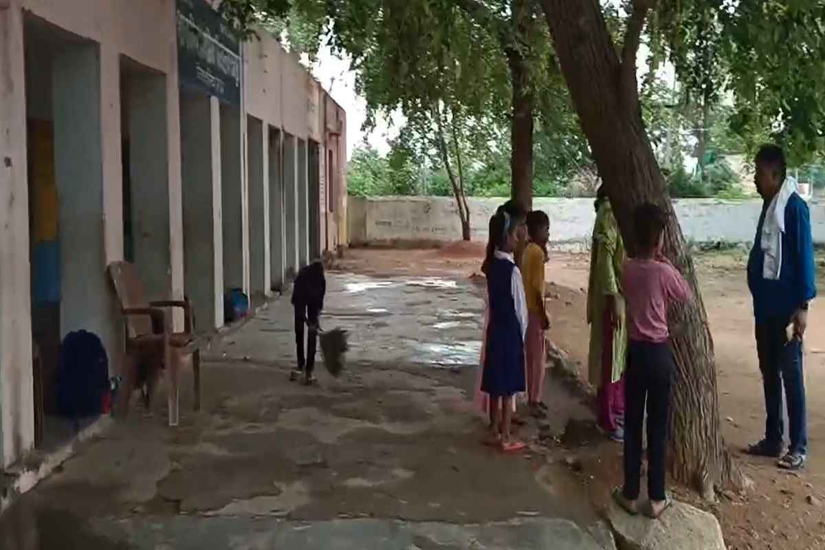 Datia Viral Video: ‘क्या करें मजबूरी है, चपरासी नहीं है’… प्रधानाध्यापिका ने स्कूली बच्चों से लगवाया झाड़ू, वीडियो वायरल 
