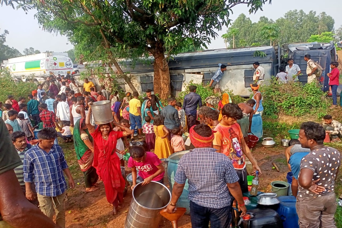 Surajpur Video Viral: ‘जान जाए पर तेल न जाए..’ डीजल से भरा टैंकर पलटने पर उमड़ी भीड़, जान जोखिम में डालकर ग्रामीणों ने की लूट, देखें वीडियो